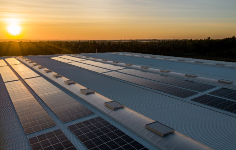 Why Warehouses and Distribution Centres Should Invest in Solar Panels In 2023